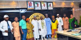 Minister of Housing and Urban Development, Arc.Ahmed Musa Dangiwa (5th R), flanked by AFRIDU’s Diplomatic Administrator for Nigeria, Dr. Abraham Onwubuya (6th R), the Minister of State Abdullahi Tijanni Gwarzo (5th L), in a group photograph with the Delegation from the African Descendants in Diaspora Union.